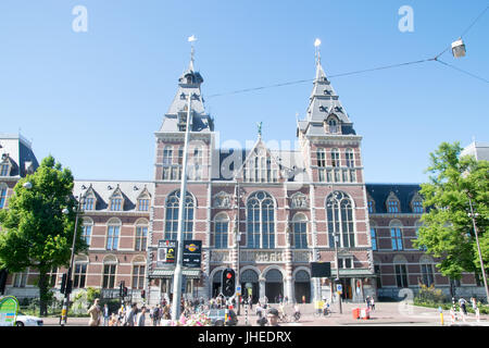 Amsterdam, Pays-Bas - 26 mai 2017 : vue sur le musée national d'état rénové sur le Museumplein à Amsterdam, Pays-Bas Banque D'Images