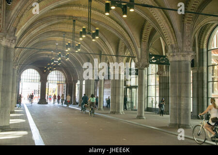 Amsterdam, Pays-Bas - 26 mai 2017 : les gens à l'entrée principale du Rijksmuseum passage. Le Rijksmuseum est un musée national consacré à un Banque D'Images