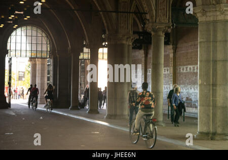 Amsterdam, Pays-Bas - 26 mai 2017 : les gens à l'entrée principale du Rijksmuseum passage. Le Rijksmuseum est un musée national consacré à un Banque D'Images