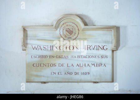 Plaque commémorative dans la chambre où l'écrivain américain Washington Irving a vécu en 1829 dans le fruit des chambres (chambres de las Frutas) dans le complexe des palais nasrides (Palacios Nazaríes) à l'Alhambra à Grenade, Andalousie, espagne. La plaque a été installée en 1914. Banque D'Images