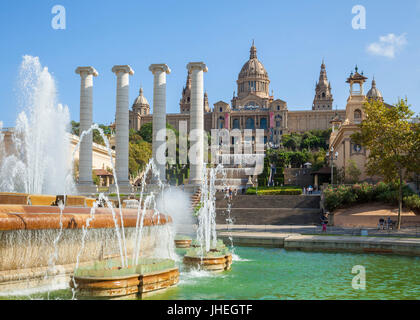 Catalunya Barcelone Espagne Barcelone ville Palau Nacional Musée National d'Art de Catalogne Placa de l'eau les Cascades cascade Montjuic Barcelone Espagne Banque D'Images