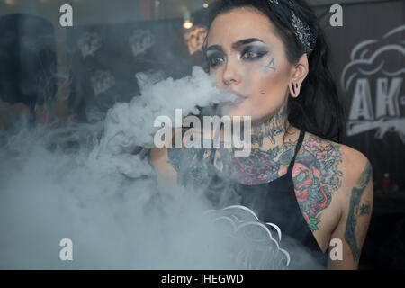 Une femme fume des cigarettes électroniques au "Vape" exhibitionin à Moscou, Russie Banque D'Images