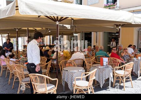 Les clients assis à l'extérieur d'un café sur la Piazza Umberto, Capri, Italie. Banque D'Images