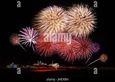 D'artifice au-dessus de la rivière Kazanka et Kazan Kremlin sur la journée de la République, Kazan, Russie Banque D'Images