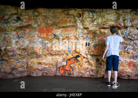 Parc préhistorique, Tarascon, espace muséographique, l'Ariège, France. La peinture sur le mur tout comme l'a fait. préhistorique Banque D'Images