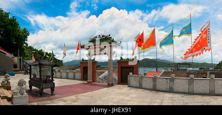 Asian temple entrée avec drapeaux colorés sur l'une des îles près de Hong Kong, Chine Banque D'Images
