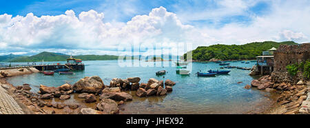 Vue panoramique du petit village de pêcheurs près de Hong Kong, le jour ensoleillé Banque D'Images