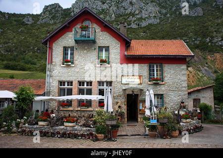 L'Auberge des troubadours restaurant dans village de Roquefixade, Ariège, Midi-Pyrénées, France Banque D'Images