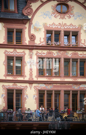 Mainz, Allemagne - 20 Avril 2017 : La façade du bâtiment historique et cafe Zum Boderam peint avec des ornements sur la place Gutenberg on Apr Banque D'Images