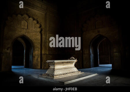 Safdarjung tomb, New Delhi, Inde - 9 avril 2016 : une photo avec la lumière qui entre par les portes de passage de deux sur la tombe à l'intérieur de la chambre principale Banque D'Images