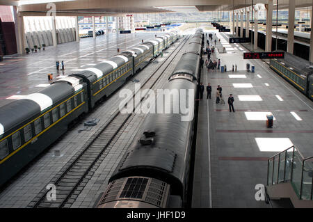 La gare de Lhassa, point de départ pour le chemin de fer le plus élevé du monde, la ligne ferroviaire qui s'étend jusqu'à Beijing et Shanghai. Banque D'Images