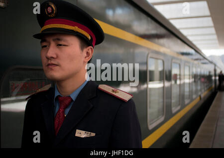 La gare de Lhassa, point de départ pour le chemin de fer le plus élevé du monde, la ligne ferroviaire qui s'étend jusqu'à Beijing et Shanghai. Banque D'Images