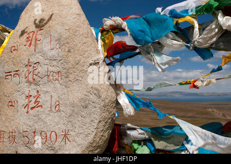 Le marqueur de pierre à la Ken La pass à 5190 mètres sur la route de lac Tso Nam à distance le Tibet. Banque D'Images