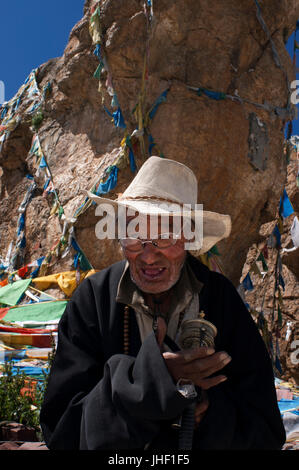 Drapeaux de prière et de pèlerinage pour le couple Pierre, Nam Tso, le lac montagnes Nyainqentanglha, Tibet Banque D'Images