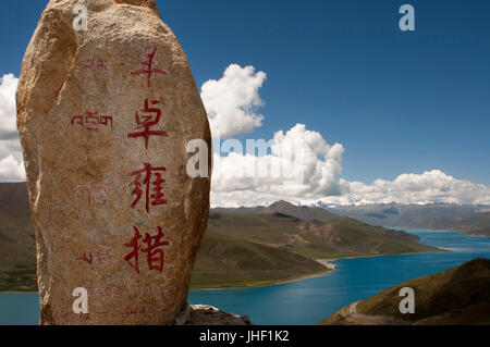 Le Lac Yamdrok vu de l'Kamba La pass. Sacré du Tibet Le Lac Yamdrok Tso (Yamzho Yumco en tibétain), la Préfecture de Shannan, Tibet, Chine. Un stone raconte u Banque D'Images