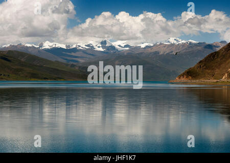 Sacré du Tibet Le Lac Yamdrok Tso (Yamzho Yumco en tibétain), la Préfecture de Shannan, Tibet, Chine. Banque D'Images