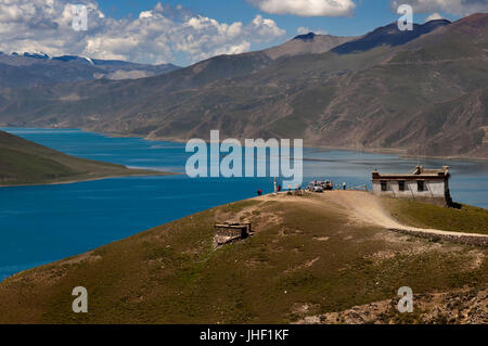 Le Lac Yamdrok vu de l'Kamba La pass. Sacré du Tibet Le Lac Yamdrok Tso (Yamzho Yumco en tibétain), la Préfecture de Shannan, Tibet, Chine. Banque D'Images