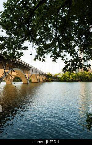 Pont de Lamar Boulevard au-dessus du lac Lady Bird à Austin Texas, États-Unis Banque D'Images