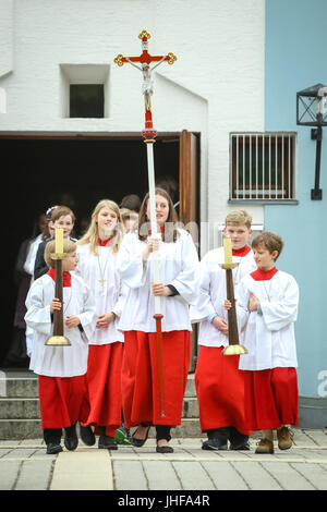 NANDLSTADT, ALLEMAGNE - le 7 mai 2017 : un groupe de serveurs contenant des bougies sur l'autel est le leader et communicants à la première communion dans Nandlsta Banque D'Images