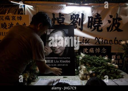Hong Kong, Hong Kong. 14 juillet, 2017. Les gens pleurent la mort de Chinois, récipiendaire du Prix Nobel de la paix Liu Xiaobo à l'extérieur du bureau de liaison chinois dans la région de Sai Wan, Hong Kong. Liu Xiaobo est décédé d'un cancer à l'hôpital un mois après avoir été transféré de la prison. Credit : Chan Hei Long/Pacific Press/Alamy Live News Banque D'Images