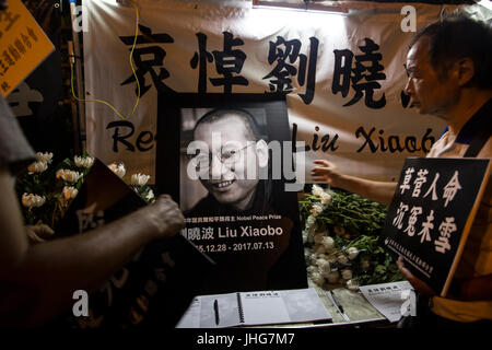 Hong Kong, Hong Kong. 14 juillet, 2017. Les gens pleurent la mort de Chinois, récipiendaire du Prix Nobel de la paix Liu Xiaobo à l'extérieur du bureau de liaison chinois dans la région de Sai Wan, Hong Kong. Liu Xiaobo est décédé d'un cancer à l'hôpital un mois après avoir été transféré de la prison. Credit : Chan Hei Long/Pacific Press/Alamy Live News Banque D'Images