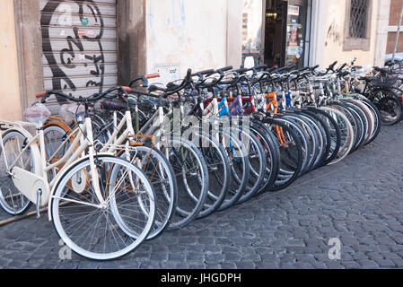 Rome, Italie - vélos en ligne à louer des vélos dans la street Banque D'Images