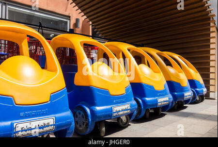 Marrakech, Maroc - Mai 03, 2017 : Fun coloré chariots mobiles dans une ligne en attente d'acheteurs. Banque D'Images