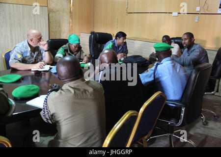 Le 21 décembre 2015, le commissaire de police de l'AMISOM s'est rendu à Kismayo, en Somalie, dans le cadre des efforts déployés par la Mission de l'Union africaine pour appuyer les opérations de maintien de la paix et la sécurité locale dans la région. Banque D'Images