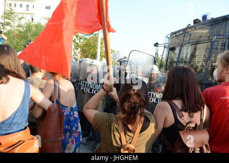 Thessalonique, Grèce. Le 13 juillet, 2017. Anti-Juncker des manifestations. Jean-Claude Juncker, le président de la Commission européenne, nommé docteur honoris causa de la Faculté de droit de l'Université Aristote de Thessalonique (AUTH). Credit : Pagourtzis-81/Pacific Press/Alamy Live News Banque D'Images