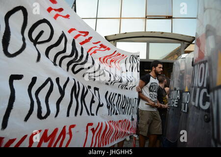 Thessalonique, Grèce. Le 13 juillet, 2017. Anti-Juncker des manifestations. Jean-Claude Juncker, le président de la Commission européenne, nommé docteur honoris causa de la Faculté de droit de l'Université Aristote de Thessalonique (AUTH). Credit : Pagourtzis-81/Pacific Press/Alamy Live News Banque D'Images