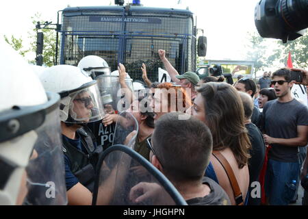 Thessalonique, Grèce. Le 13 juillet, 2017. Anti-Juncker des manifestations. Jean-Claude Juncker, le président de la Commission européenne, nommé docteur honoris causa de la Faculté de droit de l'Université Aristote de Thessalonique (AUTH). Credit : Pagourtzis-81/Pacific Press/Alamy Live News Banque D'Images