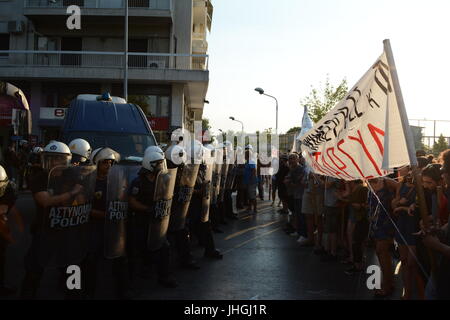 Thessalonique, Grèce. Le 13 juillet, 2017. Anti-Juncker des manifestations. Jean-Claude Juncker, le président de la Commission européenne, nommé docteur honoris causa de la Faculté de droit de l'Université Aristote de Thessalonique (AUTH). Credit : Pagourtzis-81/Pacific Press/Alamy Live News Banque D'Images