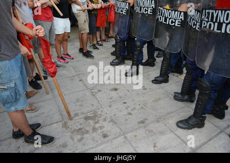 Thessalonique, Grèce. Le 13 juillet, 2017. Anti-Juncker des manifestations. Jean-Claude Juncker, le président de la Commission européenne, nommé docteur honoris causa de la Faculté de droit de l'Université Aristote de Thessalonique (AUTH). Credit : Pagourtzis-81/Pacific Press/Alamy Live News Banque D'Images