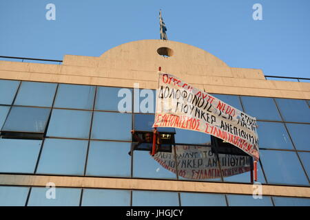 Thessalonique, Grèce. Le 13 juillet, 2017. Anti-Juncker des manifestations. Jean-Claude Juncker, le président de la Commission européenne, nommé docteur honoris causa de la Faculté de droit de l'Université Aristote de Thessalonique (AUTH). Credit : Pagourtzis-81/Pacific Press/Alamy Live News Banque D'Images