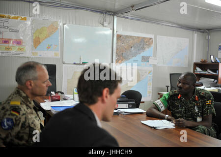 2016 0510 par intérim de l'AMISOM Rencontre Force-Commander FC navale de l'UE-4 (26895891386) Banque D'Images