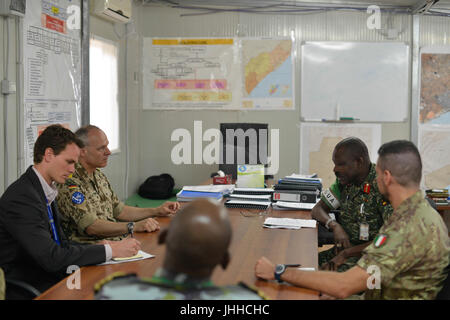 2016 0510 par intérim de l'AMISOM Rencontre Force-Commander FC navale de l'UE-2 (26895892206) Banque D'Images