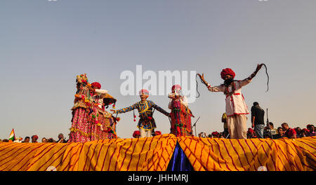 PUSHKAR, INDE - Mar 7, 2012. Danseurs folkloriques Rajasthani dans une tenue ethnique coloré effectuer à Pushkar, Inde. Pushkar, une rare combinaison de dunes de sable, Banque D'Images