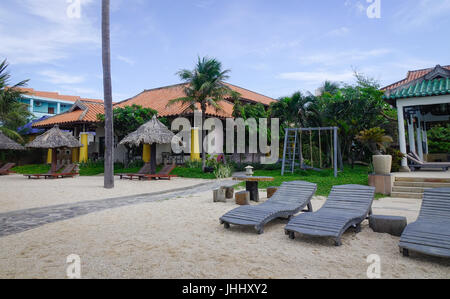 Phan Thiet, Vietnam - Mar 26, 2017. Chaises de détente au complexe hôtelier de luxe à Phan Thiet, Vietnam. Phan Thiet appartient à la province de Binh Thuan et situé à 200 Banque D'Images