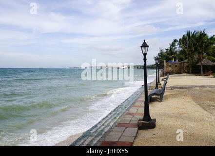 Parc en bord de mer avec un lampadaire à journée ensoleillée dans la ville de Mui Ne, Vietnam. Banque D'Images
