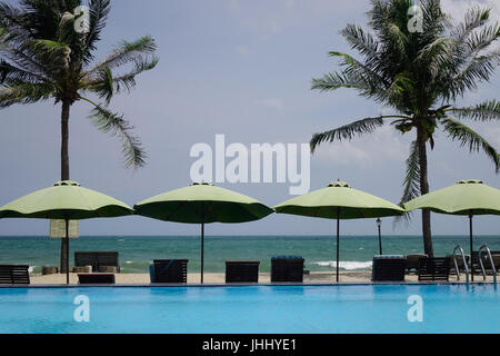 Phan Thiet, Vietnam - Mar 26, 2017. Piscine extérieure avec parasols à Phan Thiet, Vietnam. Phan Thiet appartient à la province de Binh Thuan et situé à 200km S Banque D'Images