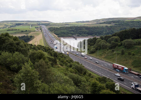 Trans-Pennine M62 réseau dans le Yorkshire à l'est du pont de Scammonden Banque D'Images