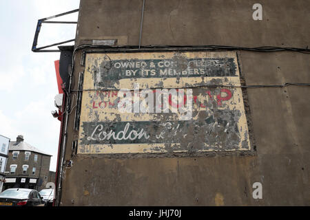 Old weathered et peeling Co-Op store publicité ghost signe sur le côté de la paroi d'un immeuble dans la rue Frederic Walthamstow, London E17 KATHY DEWITT Banque D'Images