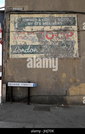 Old weathered et peeling Co-Op publicité sur le côté de la paroi d'un immeuble rue Frédéric & signe 'ghost' dans, Walthamstow, London E17 KATHY DEWIT Banque D'Images