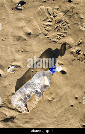 Boissons en plastique transparent jeté sur bouteille wahed plage après la marée haute. Le Pays de Galles. UK Banque D'Images