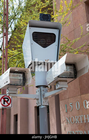 Phoenix, Arizona - un quartier de caméra de circulation conçue pour attirer les automobilistes s'arrêtent pas pour les feux de circulation. Banque D'Images