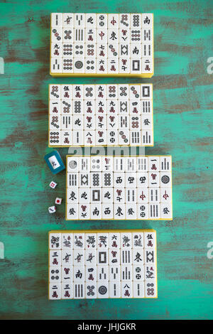 Tuiles de Mahjong '麻將' sur fond en bois vert, plat Banque D'Images