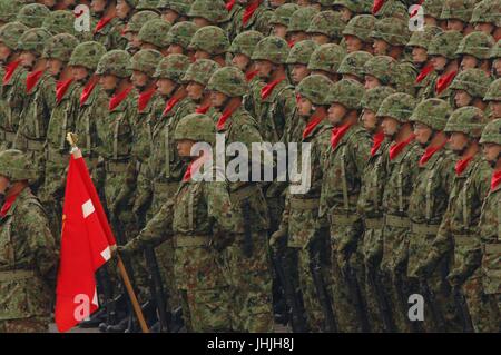 Les soldats de la Force d'autodéfense japonaise marcher en formation au cours de l'assemblée annuelle de la Journée des Forces armées à la parade militaire de l'Asaka base le 24 octobre 2010 près de Tokyo, au Japon. (Photo de JSDF par Planetpix) Banque D'Images