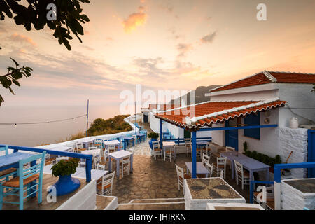 Restaurant sur la colline du château dans la ville de Skopelos, Grèce. Banque D'Images