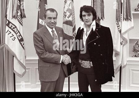 Le président Nixon serrant la main d'artiste Elvis Presley dans le bureau ovale de la Maison Blanche le 21 décembre 1970. (Photo par Oliver F. Atkins) Banque D'Images