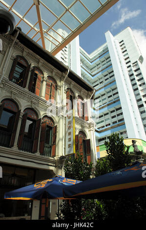 Maisons traditionnelles sur coin de rue, avec plusieurs étages moderne bloc appartement en arrière-plan, Smith Street, Chinatown, Singapour Banque D'Images